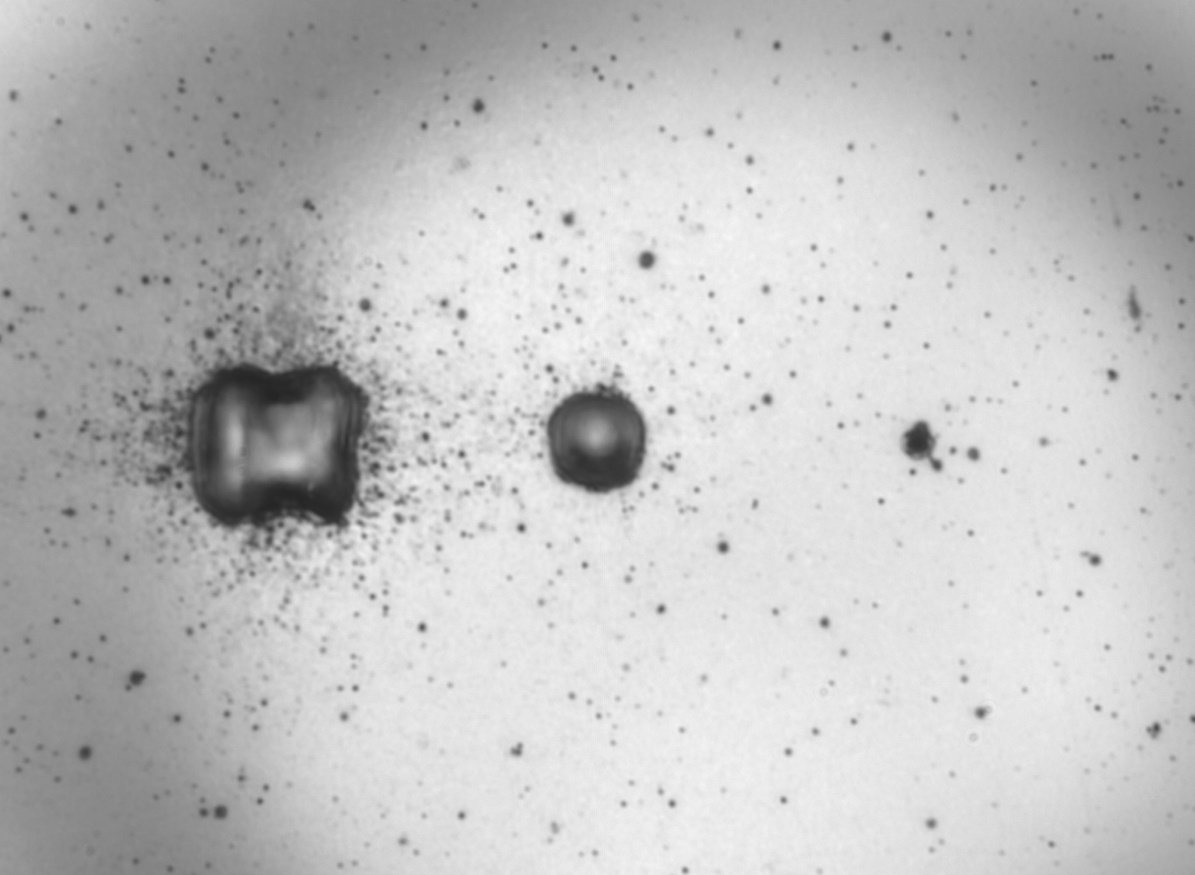 ORES-5000の観察系で撮像した10µm・5µm・1µmのレーザー加工穴