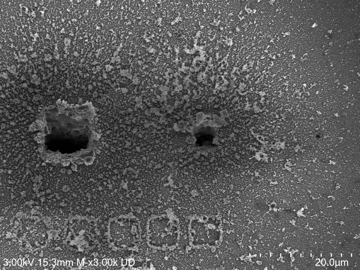 同一箇所をSEMで撮像した10µm・5µm・1µmのレーザー加工穴